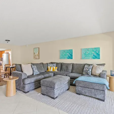 Steps To Beach! 4 Condos In 1- Perfect For Groups